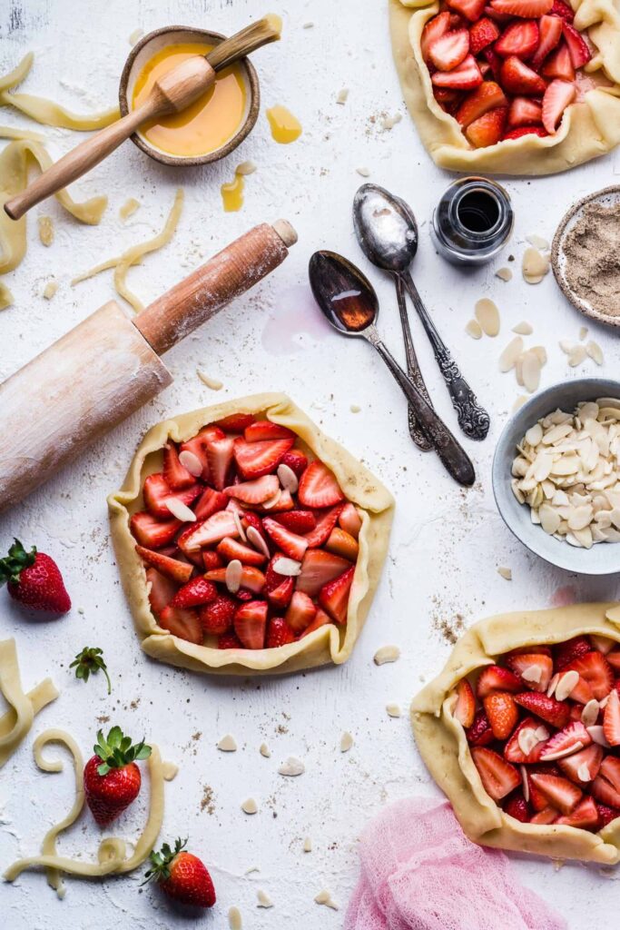 diététicienne qui cuisine une tarte aux fraises